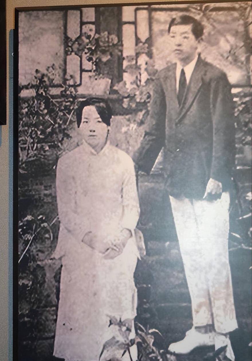 1990年,于凤至在美国病逝,病逝前含泪对女儿说:替我去看看汉卿_张学良