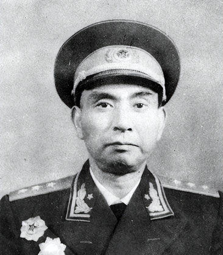 由于在任期间政绩卓著,一年后他就被调任到新疆军区任职司令员了.