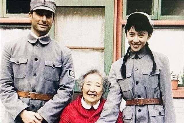 她是延安十朵金花之一,美国丈夫为了她留在中国,如今