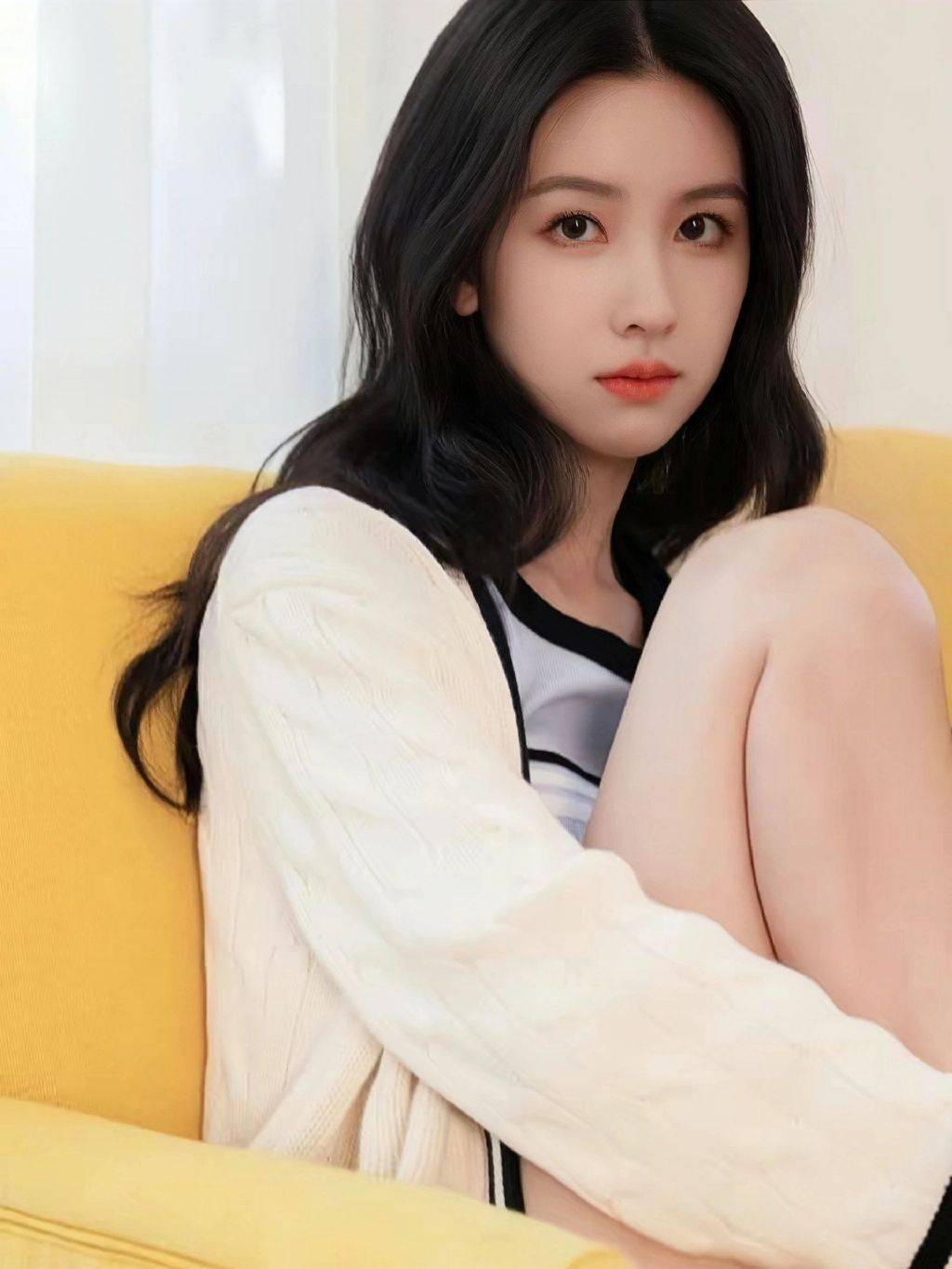 好喜欢陈都灵的这份清纯感!运动背心搭配白色针织衫短裙,也太减龄了