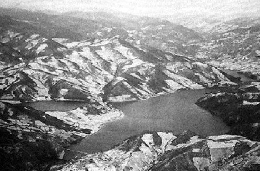 这里是朝鲜北部最大的湖泊,它发源自朝鲜黄草岭的长津江,每到10月份的