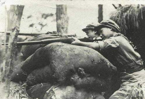 这天,女兵们神情紧张的在丛林中赶路,大家紧紧依偎在一起,以防发生不