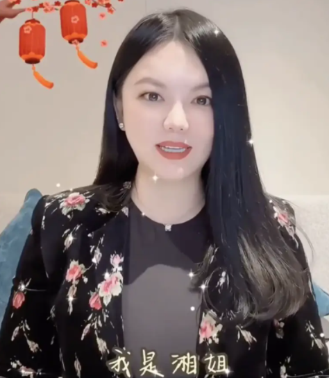 李湘晒从国外带回的新年礼,大串珍珠比手指粗_生活_礼物_世人