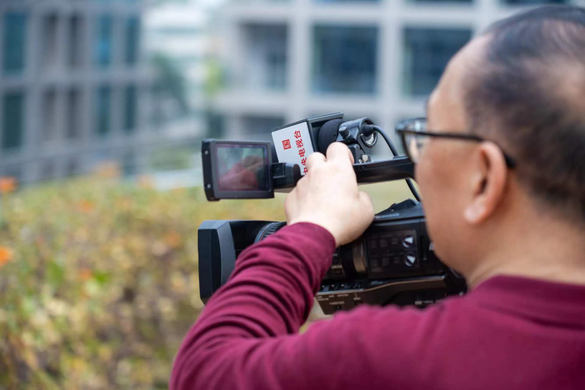 李长征带队现场拍摄制作,"龙腾汉唐"牌旗袍即将走上台