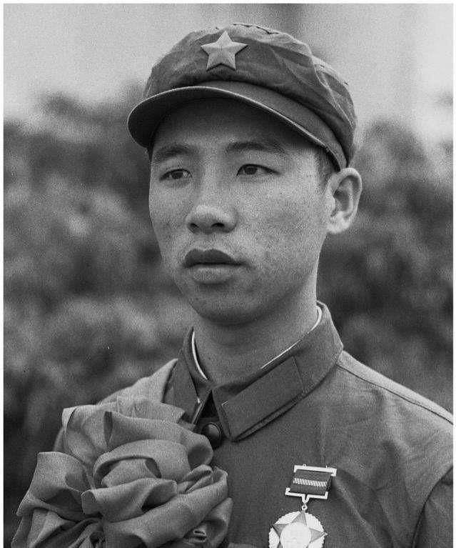 上将李作成:1979年一战成名,首任陆军司令员,手臂曾被子弹击穿_排长