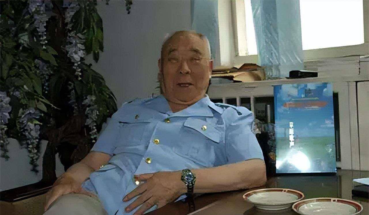 完成剿匪任务后,王司令端起一碗酒眼中含泪说:这碗酒敬那些为剿匪牺牲