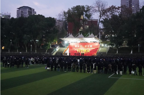 万州新田中学七年级学生新学期的第一天,春耕忙.