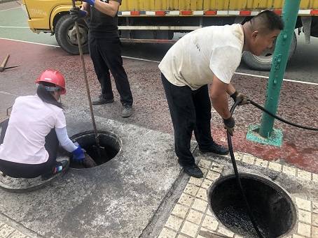 3,清洗速度快:由于水射流(国外称水弹)的冲刷,契劈,剪切,磨削等复合