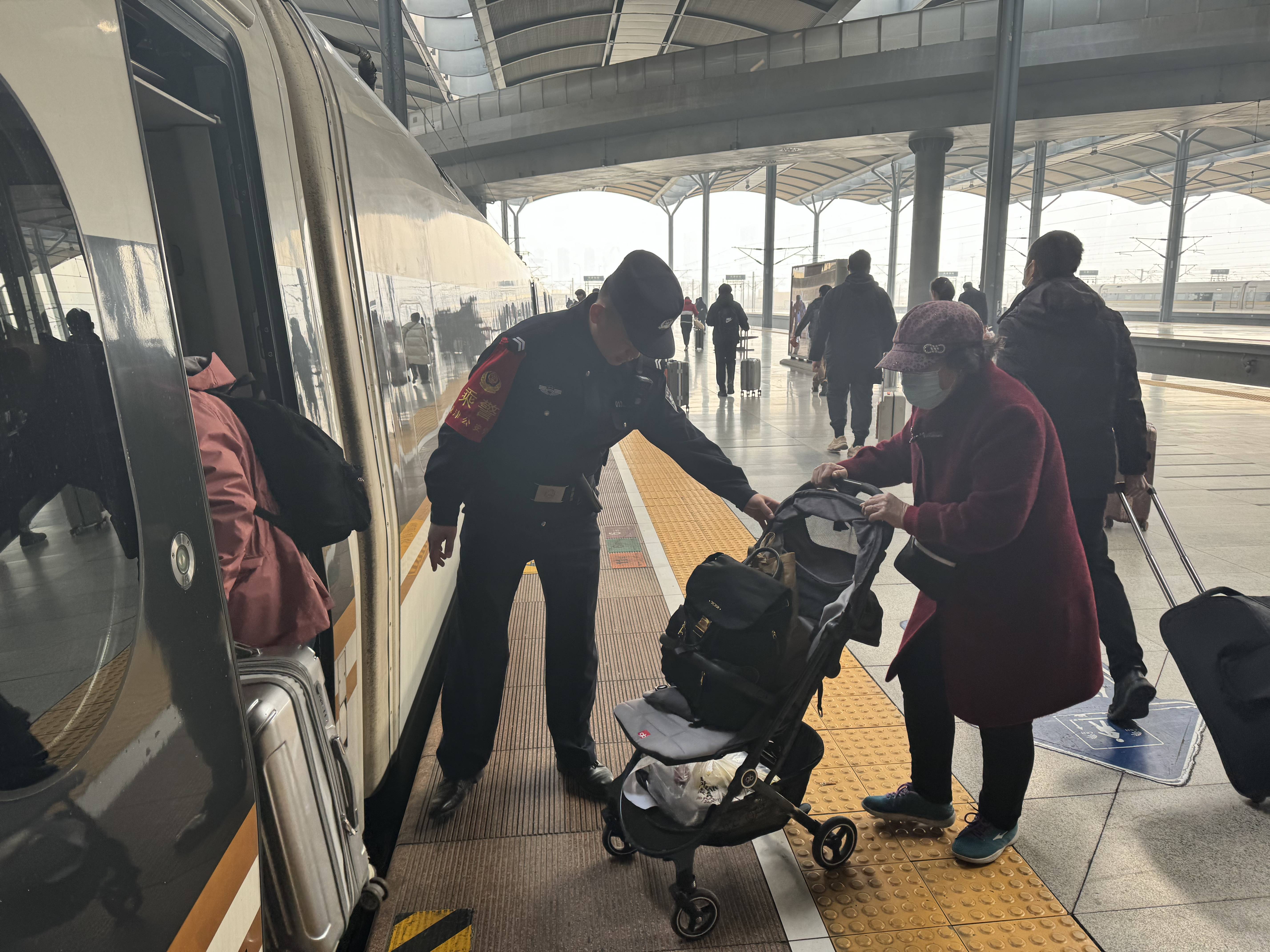 乘警故事:東南西北話春運_旅客_列車_行李架