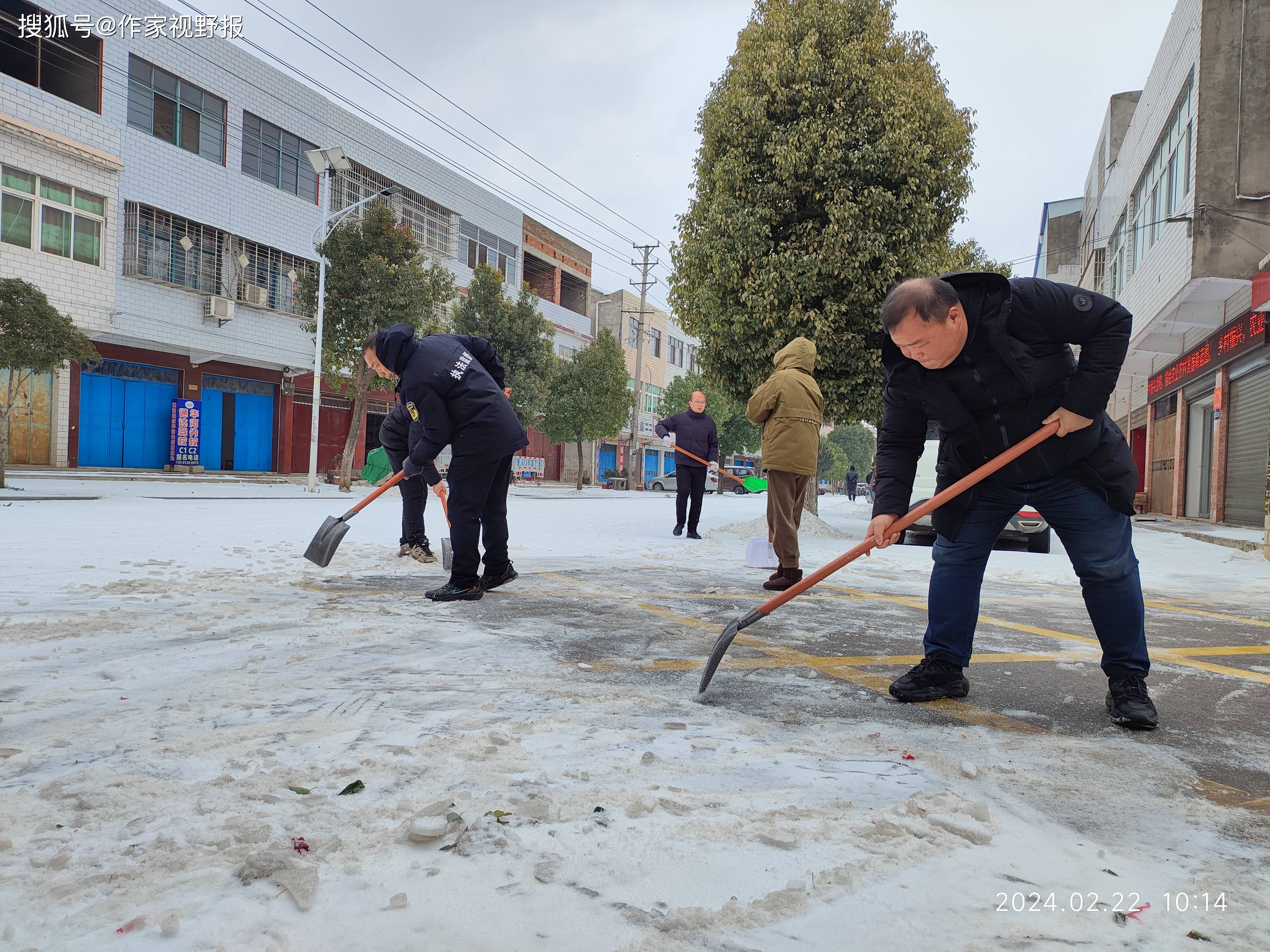 湖北红安县华家河镇干群热血温暖冰雪天_王姚线_道路_情况