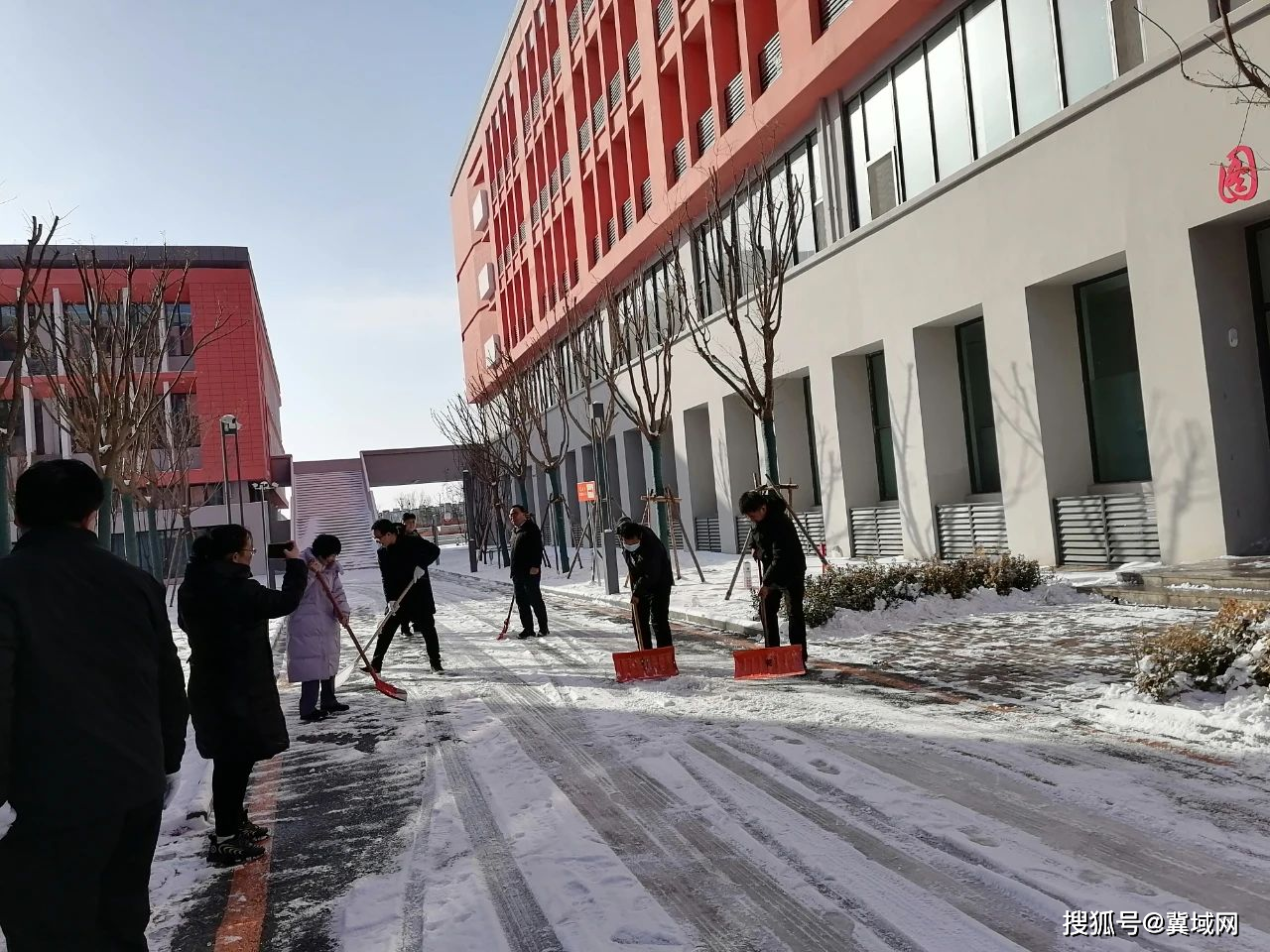 赞皇县职教中心党员干部带头清理校园积雪