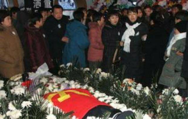 05年,人民英雄芮志江勇斗4歹徒牺牲,追悼会上儿子含泪向父敬礼_白城