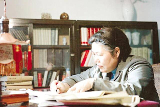 在杨沫心中表哥就是反对封建婚姻,争取个人自由的标杆人物,但是让她没