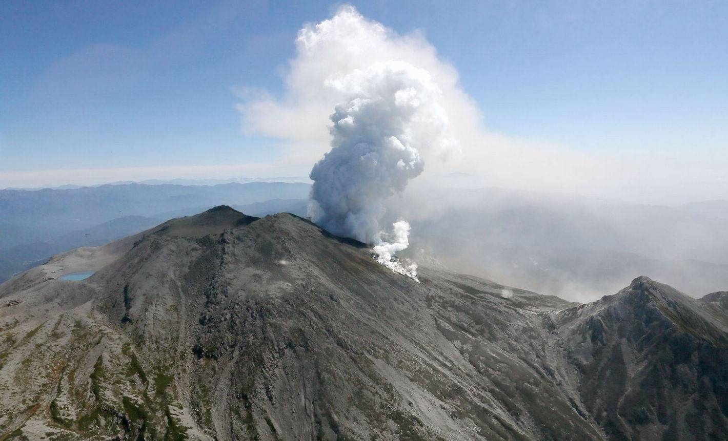 第一种是从火山口喷发,主要是喷发出大量的火山灰;而另一种就是从富士