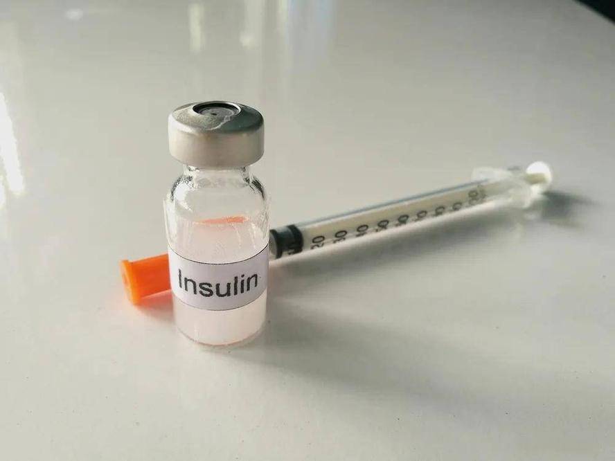 他们通过网络查询了注射剂量后,购买了胰岛素,注射针头和注射笔,然后
