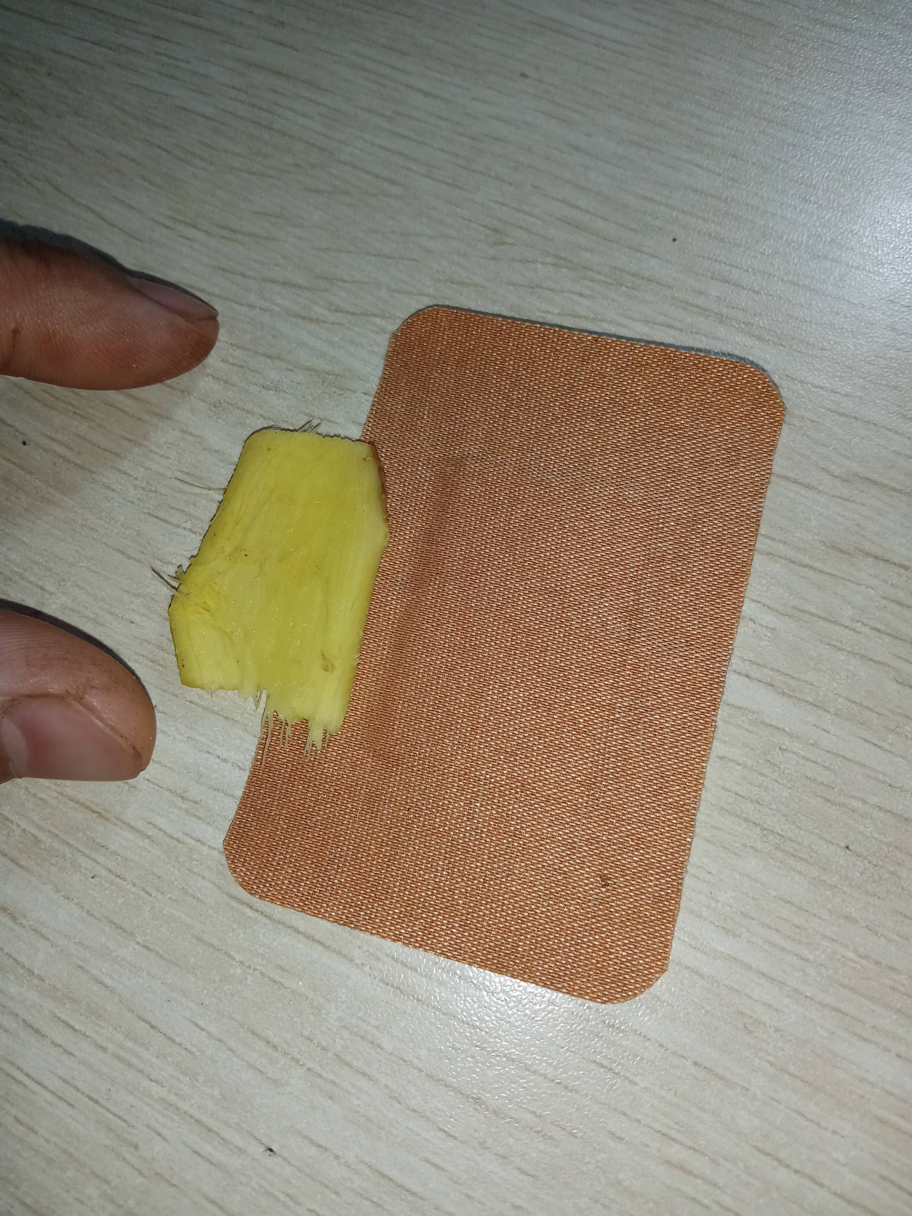 肩膀的疼痛位置,并用事先准备好的邦迪高粘性大块创可贴(5元人民币一