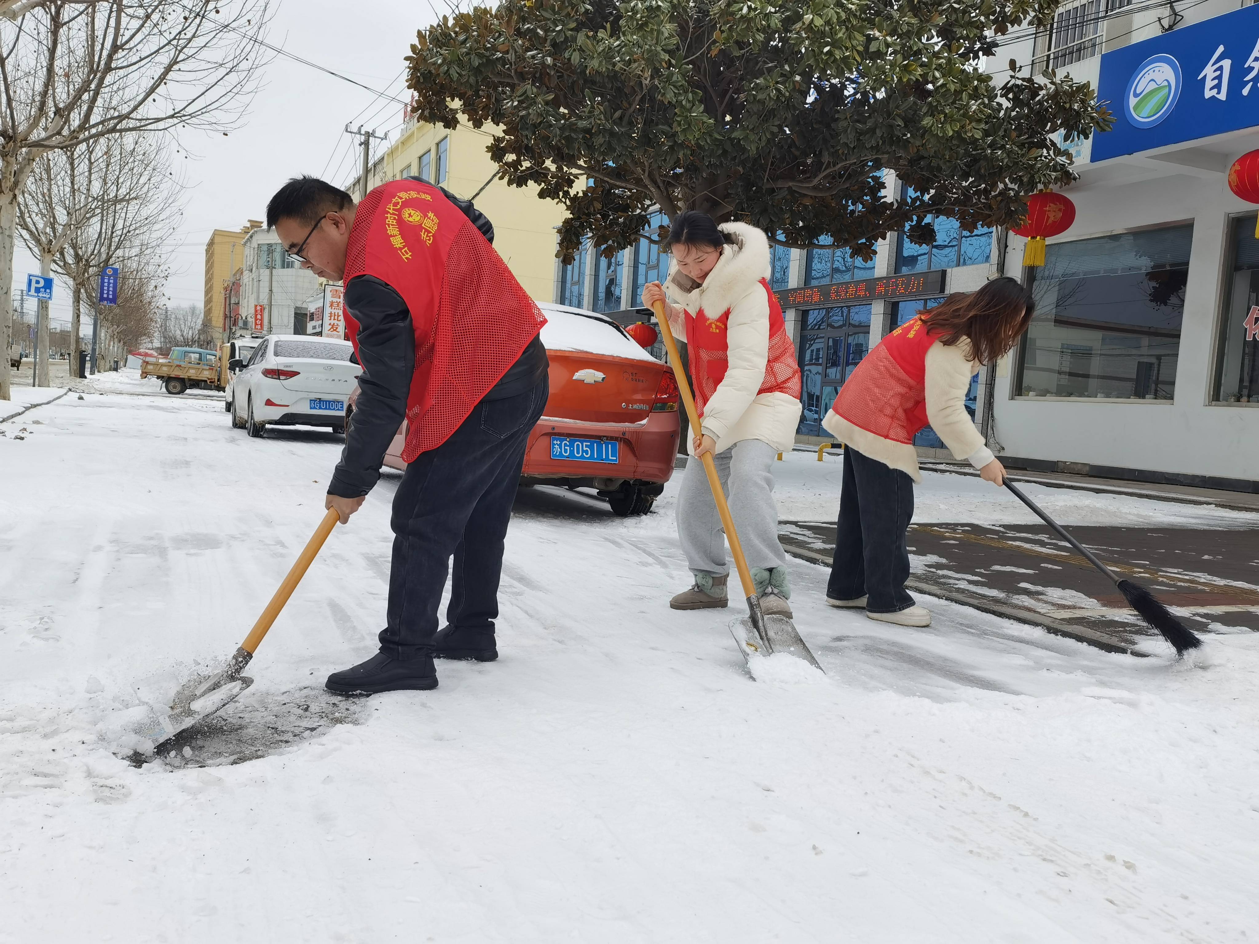 东海县石榴街道 冰雪无情人有情 最美不过志愿红