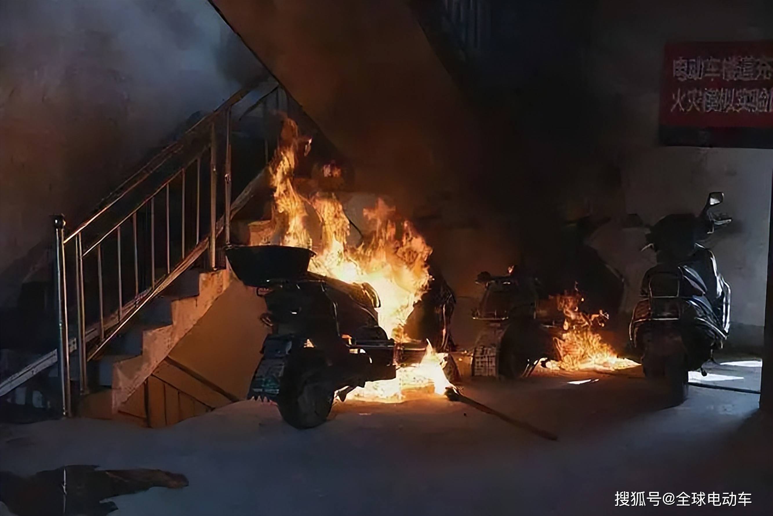 安全出口的地方,停放或充电的电动车,拒不改正的可予以500至10000元的