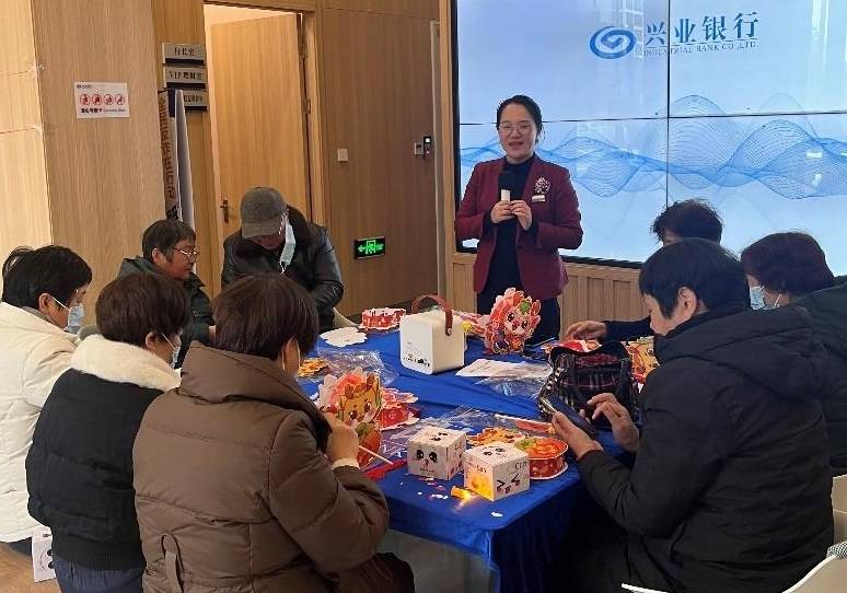 玉环楚门社区支行元宵将至,楚门社区支行为回馈老客户举办了做汤圆猜