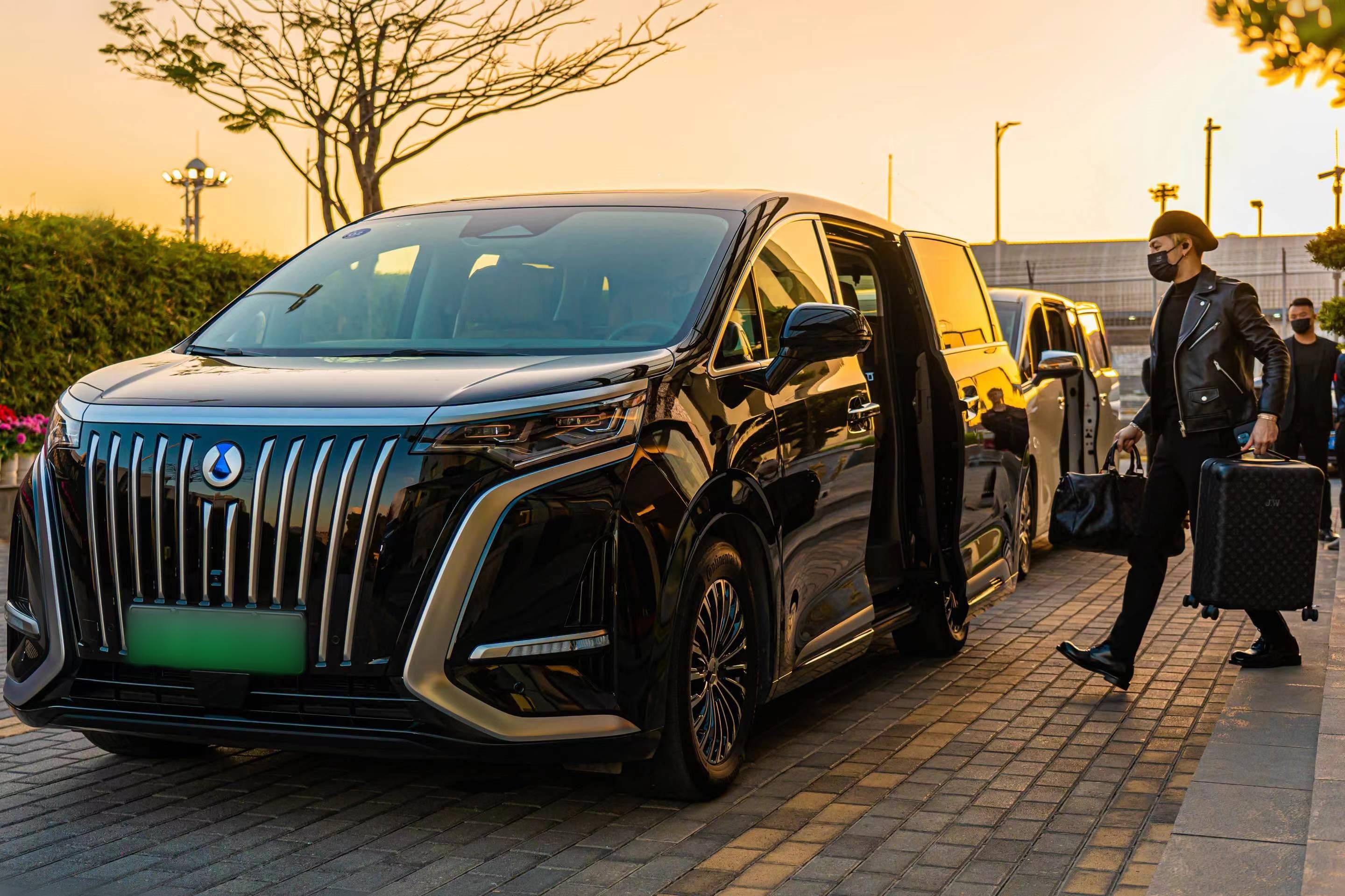 无意间刷到娱乐新闻,发现王嘉尔坐的是国产的腾势d9的保姆车?哈哈!