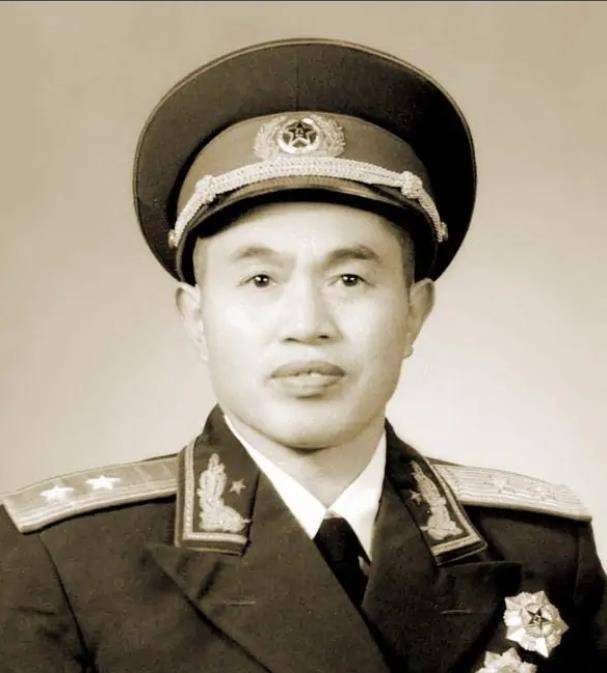 皮定均追悼会,一老兵在遗像前长跪不起:老军长,张