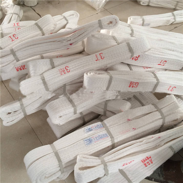 虽然合成纤维吊装带的价格略高于钢丝绳等传统吊装材料,但其优异的