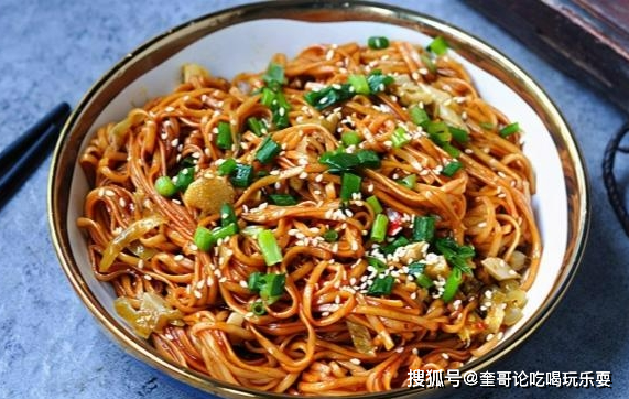葱油拌面是一道传统小吃,以其简单,美味,深受人们的喜爱_备用_美食