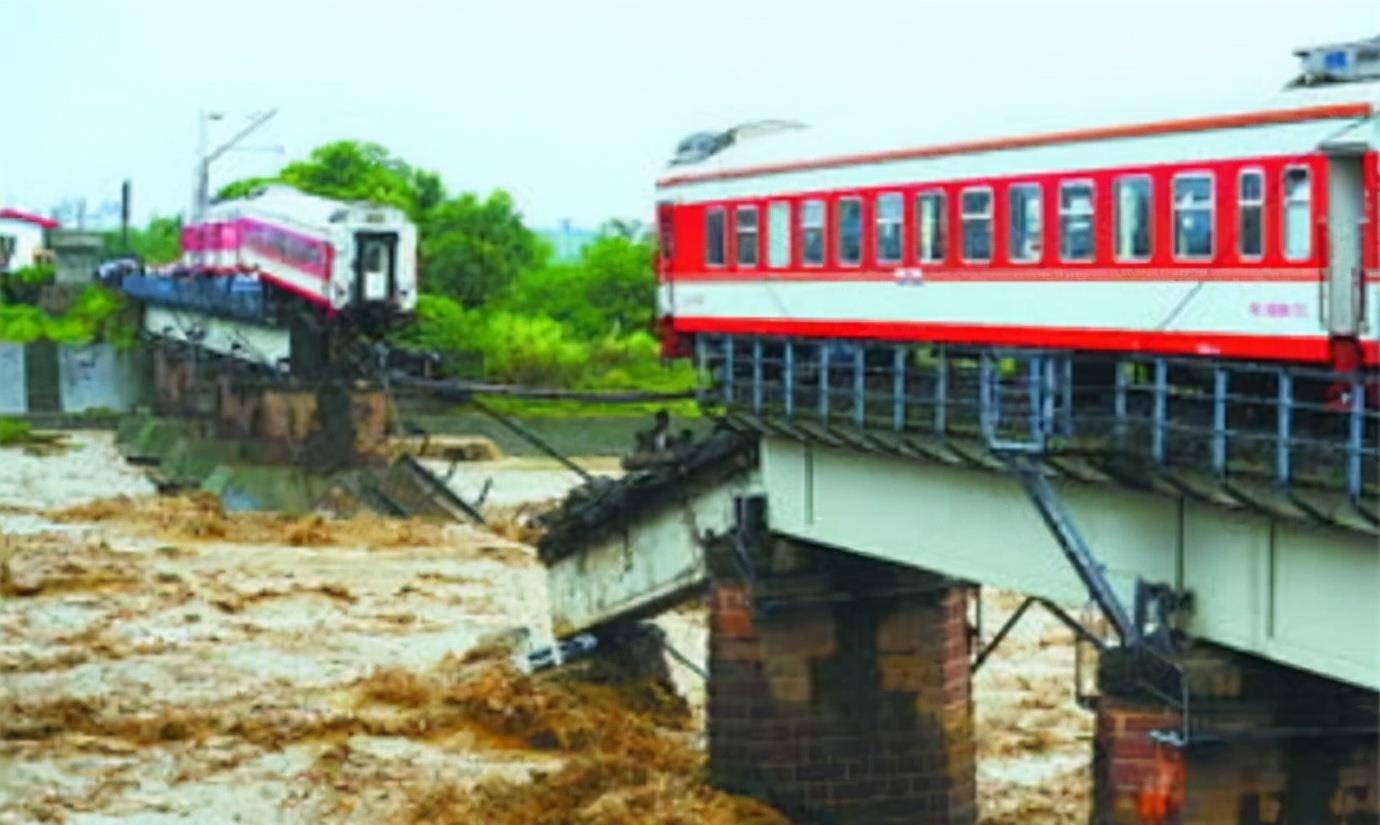 2010年广汉市突发洪水,火车悬挂断桥上,坠河前上千人全部生还_节车厢