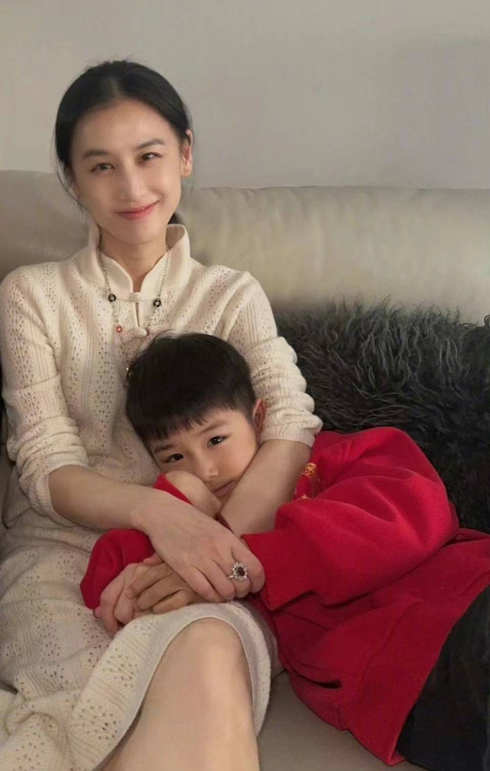 黄圣依携高颜值儿子亮相,幸福满溢引网友热议_家庭_母爱_母亲