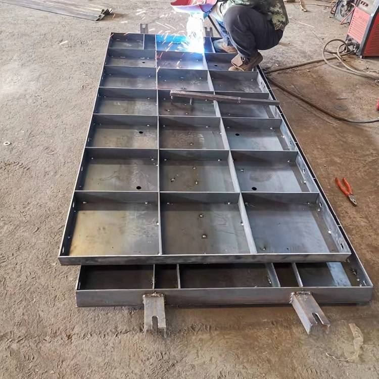 在制造水泥护栏模具时,通常会使用耐腐蚀材料如硬聚氯乙烯.