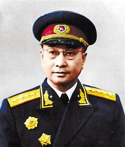 王树声爱上杨炬,找了三个媒人被两位老总催婚,送她