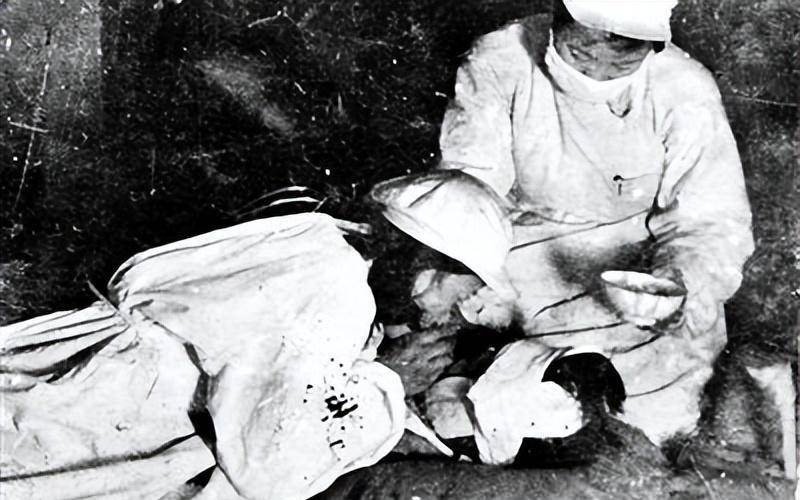 17岁女护士获二等功,遭国外质疑,首长:是她冒死抢