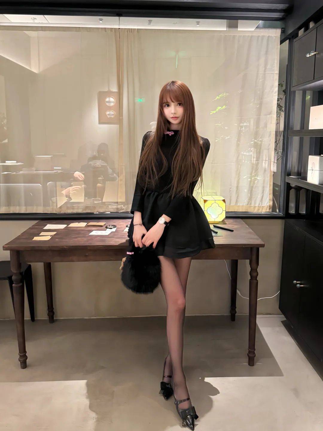 丝袜的质感宛如莹润的珍珠,散发着诱人的光泽.