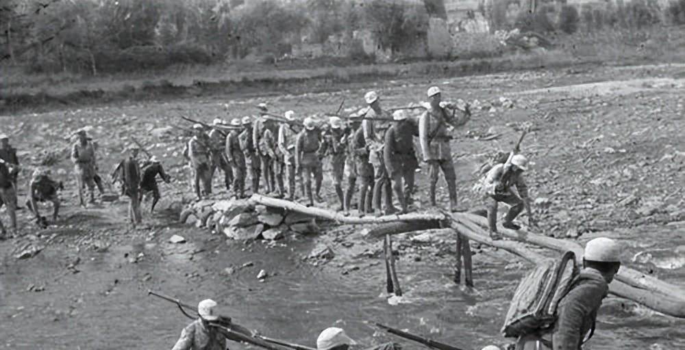 特等功臣车元路再立新功,单枪匹马冲到敌军指挥部旁_坑道_黄定基_炸药