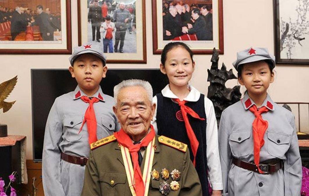 他55年只是大校,1988年授上将,如今已经百岁高龄,依然健在_万海峰