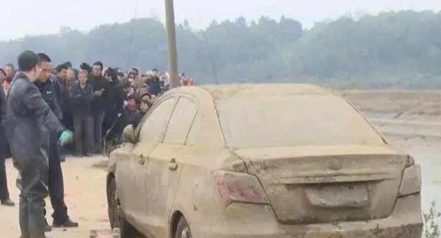 当民警们打开后车门时,才发现这个人早已死去多时,连手臂都已经僵直发