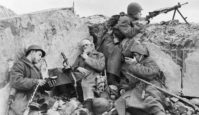 基辅战役,德军占有装甲打击力量和机动作战的双重优势,而苏军除了人员