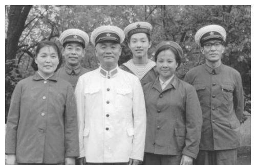军区司令员杜义德正在办公，门岗说有老乡找，将军思量：他是谁？