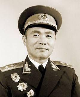 军区司令员杜义德正在办公，门岗说有老乡找，将军思量：他是谁？