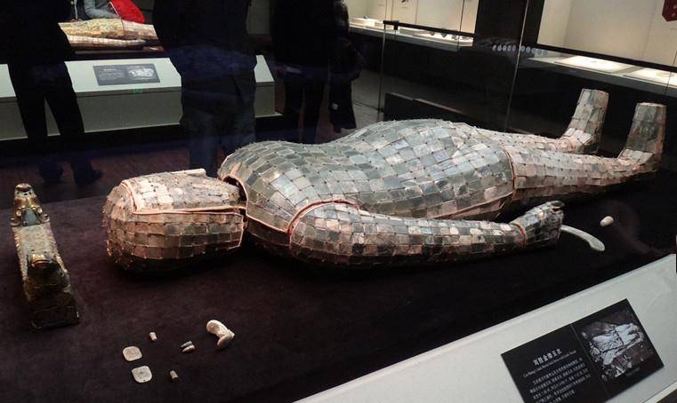 国防工程炸出千年古墓,陪葬品堆积如山,一次出土两件金缕玉衣_汉代