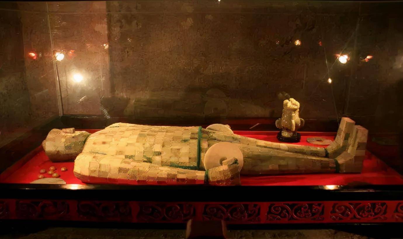 国防工程炸出千年古墓,陪葬品堆积如山,一次出土两件金缕玉衣_汉代