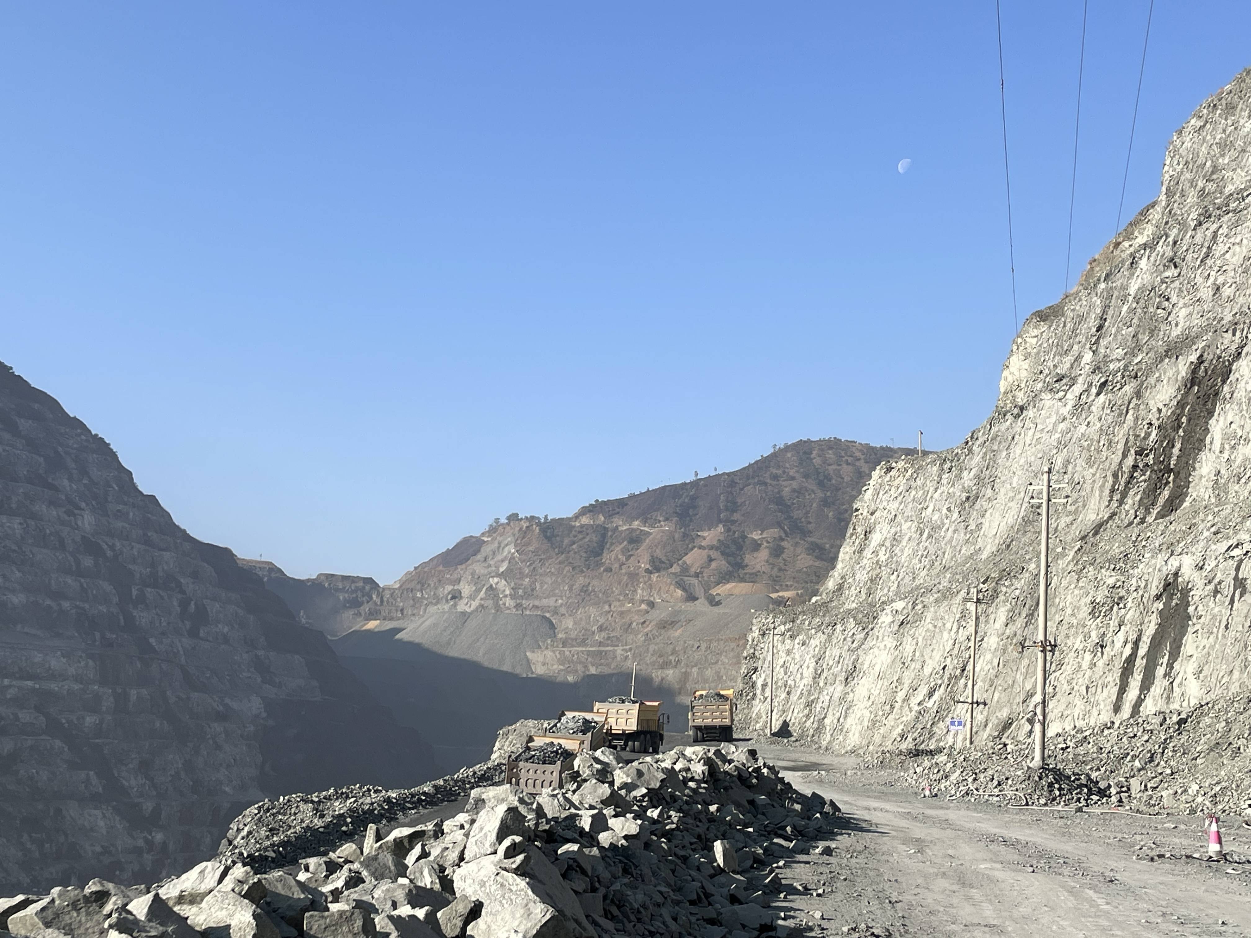 矿山女工写诗15年 记录下岗工友和遇难同事_生活_铁板_采石场