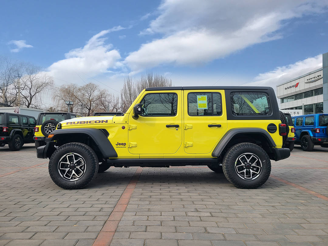 2024款jeep牧马人罗宾汉四门版荧光黄到店 北京第一台实拍首发_动力