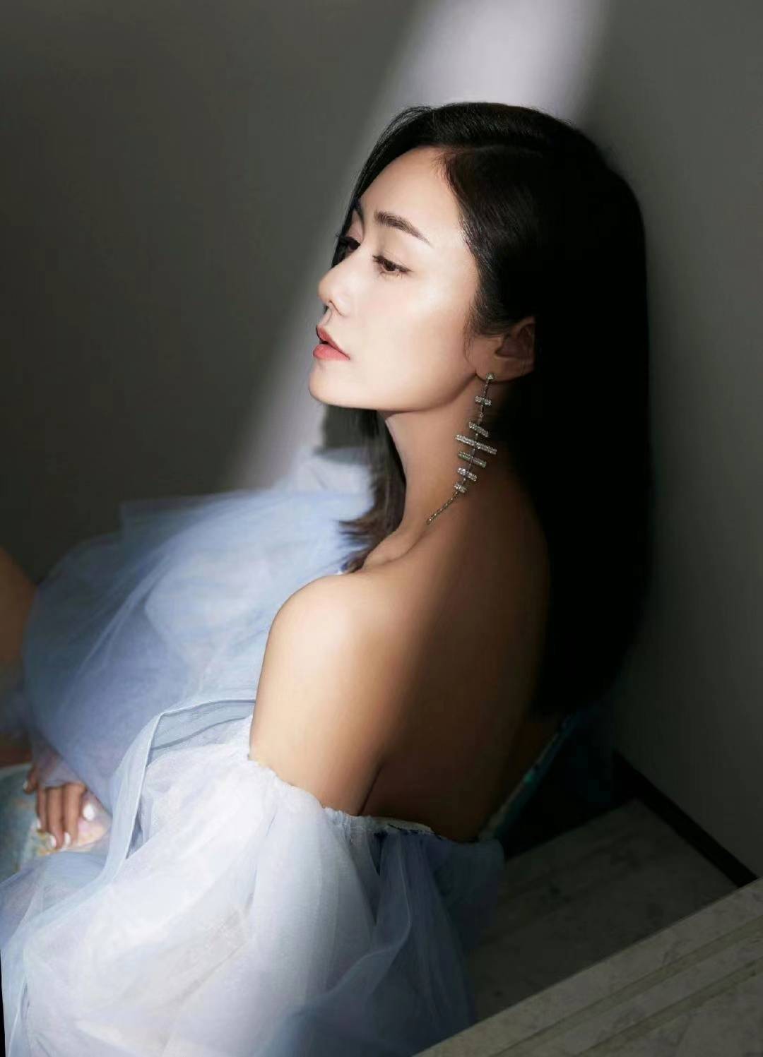 刘芸深v长裙惊艳亮相,水嫩美腿玉足抢镜,网友:太撩人!