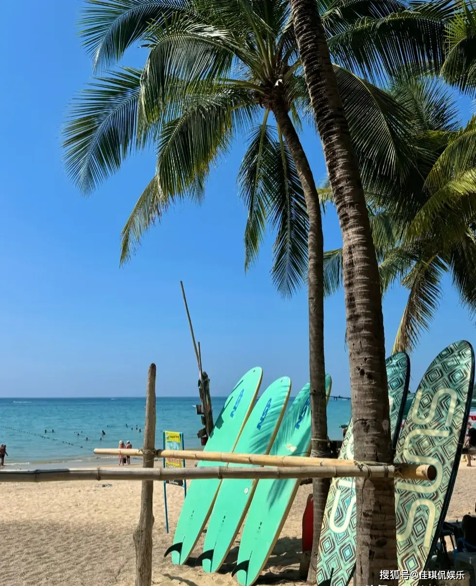 郑秀妍晒泳装照,身穿性感吊带大长腿引人注目,被网友骂滚回韩国_名人