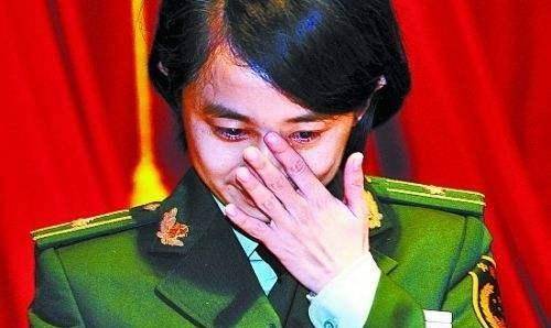 他是民族英雄,牺牲时儿子一岁,妻子被特招入伍_郑益_龙的_庞洪雨