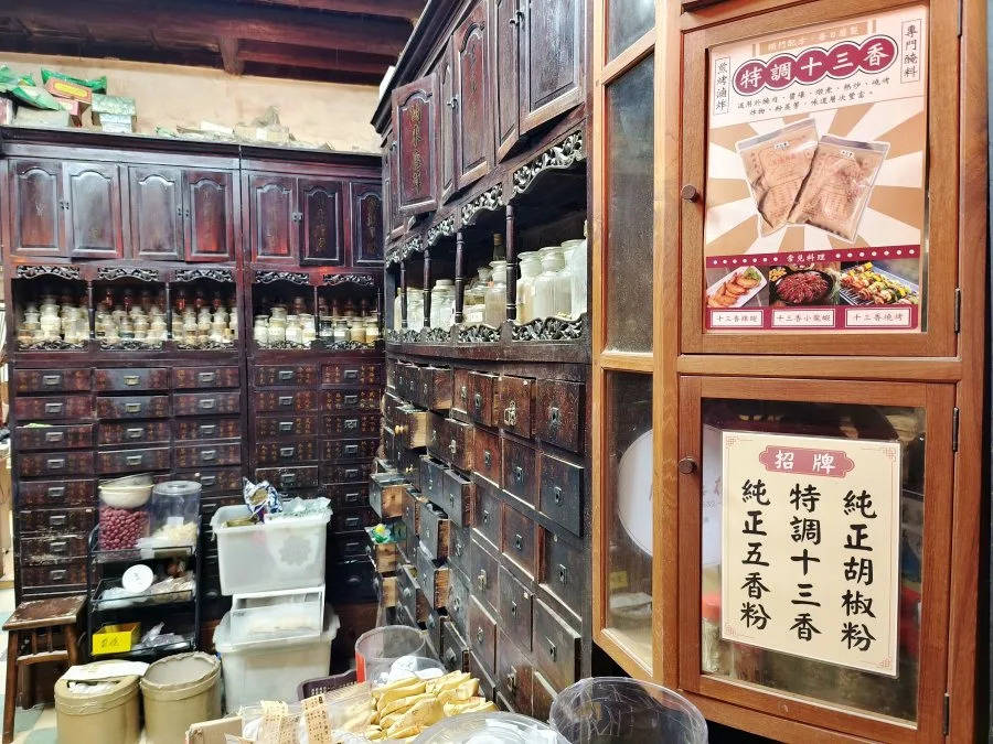 金门人气文青风小吃店高粱肉燥饭一条根鸡汤品尝满满在地风味