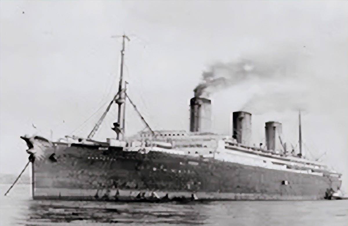 巨大的窟窿,火力压制终于让这艘刚刚还没命的逃跑的伦蒂岛号面对现实