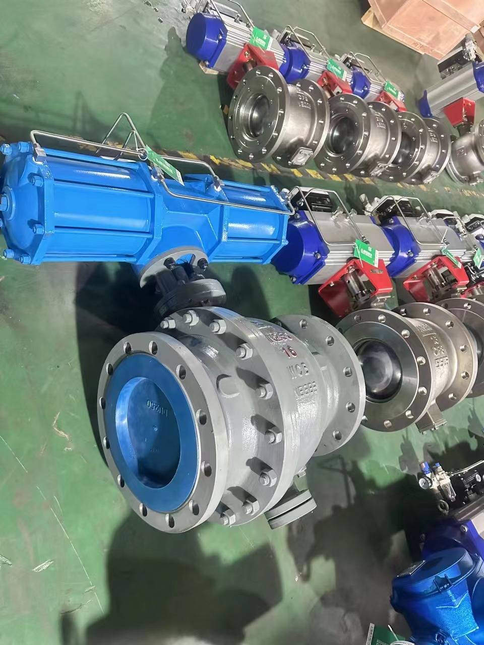 气动固定式球阀由固定球阀和气动装置及附件两部分组成,它的球体支撑