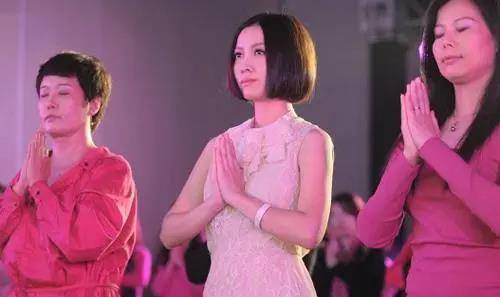 原创姚贝娜墓地鲜花环绕祭拜者络绎不绝少女铜像让人心生怜惜